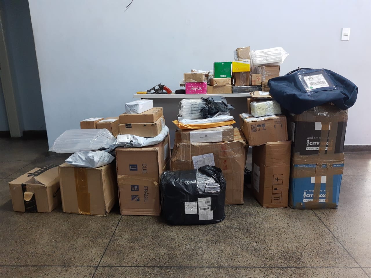 Suspeitos são presos após roubarem van dos Correios em Manaus