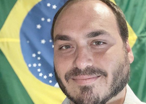 Carlos Bolsonaro estaria vivendo romance há três meses, segundo colunista
