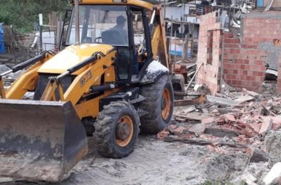 Reintegração de posse derruba muro e casa em Manaus