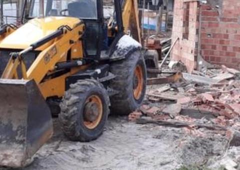 Reintegração de posse derruba muro e casa em Manaus