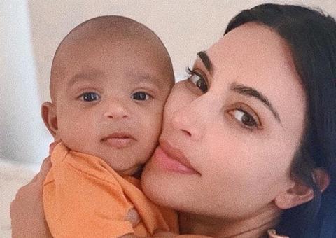 Kim Kardashian acredita que pai falecido reencarnou no filho caçula