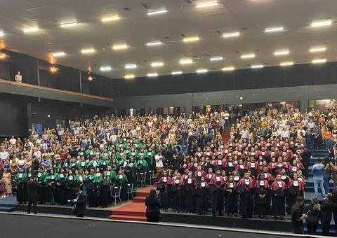 Universidade Nilton Lins forma 157 novos profissionais de saúde