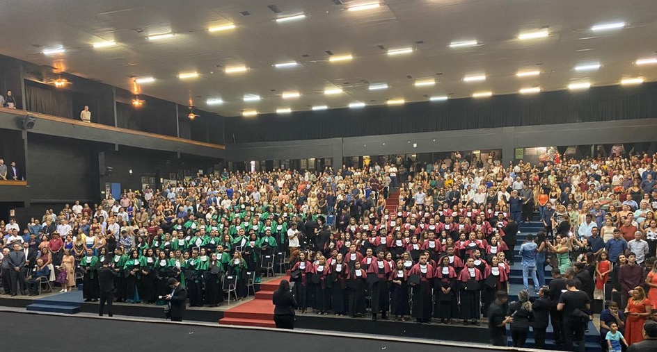 Universidade Nilton Lins forma 157 novos profissionais de saúde