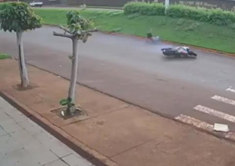 Com CNH suspensa, motociclista a 200 km/h atropela e mata idosa de 80 anos