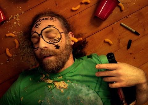 Bêbado, homem cai de nove andares, se levanta e continua bebendo