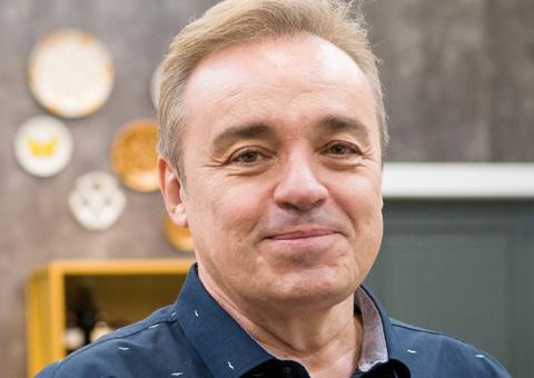 Chef apontado como companheiro secreto de Gugu foi filmado no velório do apresentador 