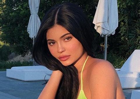 Nua, Kylie Jenner dá 'viradinha' e exibe bumbum gigante molhado