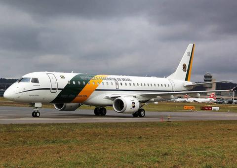 Avião da FAB com 130 brasileiros deportados dos EUA chega ao Brasil