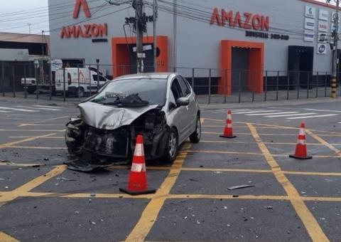 Acidente entre carro e caminhão deixa motorista ferido em avenida de Manaus