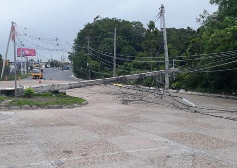 Em Manaus, poste de alta tensão despenca próximo a rotatória da Suframa 
