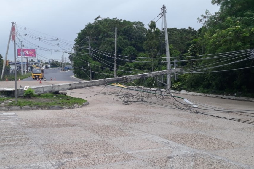 Em Manaus, poste de alta tensão despenca próximo a rotatória da Suframa 