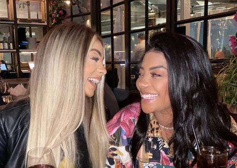 Ludmilla dá beijaço de língua em esposa durante dança no palco: 'deu calor'