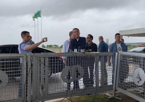 Bolsonaro se queixa da imprensa e faz gesto de banana para jornalistas