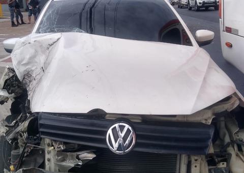 Em Manaus, dois ficam feridos em colisão grave entre carro e ônibus no 'corredor da morte' 