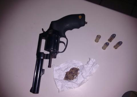 Mulher e comparsas são presos ao serem flagrados com armas e drogas em Manaus