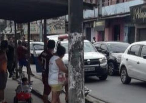 Moradores 'voam' e arrancam homem de moto durante tentativa de assalto em Manaus