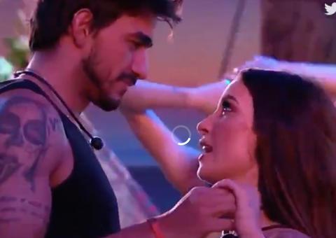 BBB20: Guilherme deixa Gabi dormindo para acariciar Bianca no quarto: 'tá f...'