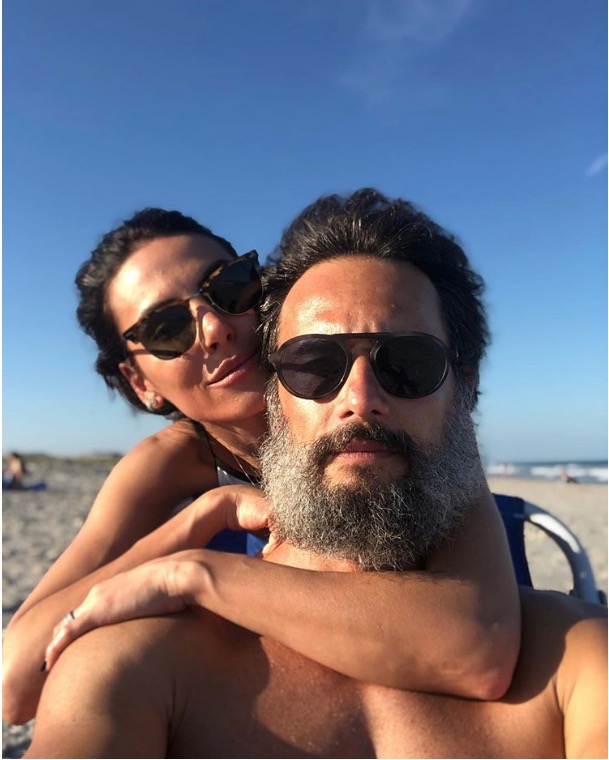 Em clique raro, Rodrigo Santoro aparece com barba gigante e intriga fãs: ‘papai noel’