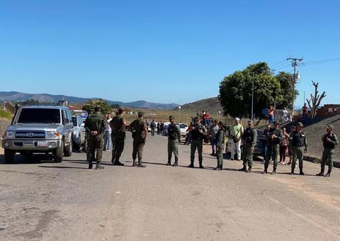 Moradores de cidade em Roraima fecham fronteira com a Venezuela