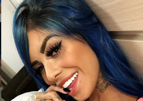 Tati Zaqui capricha em look com seios à mostra e provoca: 'Cheia de má intenção'