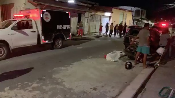 Em fuga, motociclista colide em veículo parado e morre em Manaus