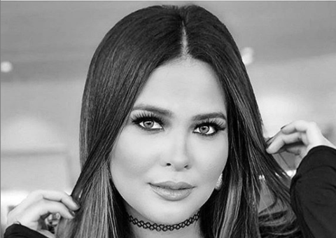 Com biquíni rosa neon, Geisy Arruda empina bumbum gigante e arranca suspiros dos fãs