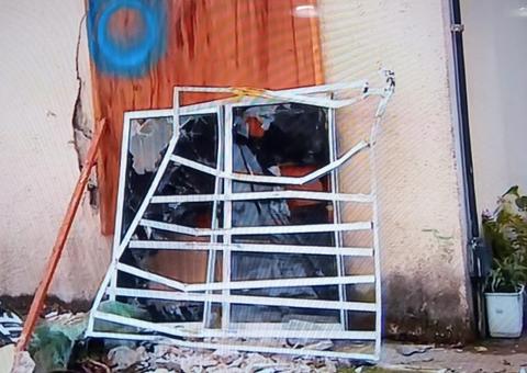 Três passageiros ficam feridos após micro-ônibus invadir e destruir apartamento em Manaus