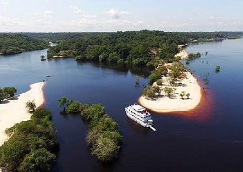 Em Manaus, homem morre afogado ao saltar de barco na Praia do Tupé