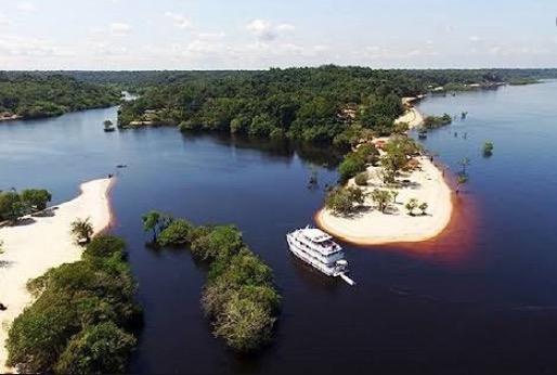 Em Manaus, homem morre afogado ao saltar de barco na Praia do Tupé
