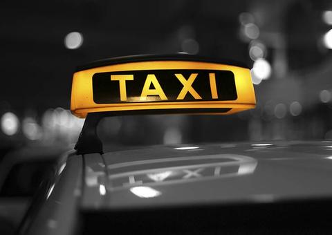 Disfarçado de passageiro, homem rende taxista e rouba carro em Manaus