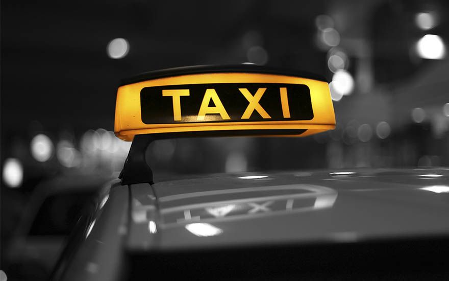 Disfarçado de passageiro, homem rende taxista e rouba carro em Manaus