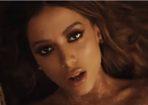 Anitta mostra objeto que usa para se masturbar: 'A viagem inteira’