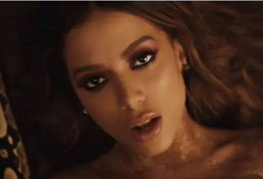 Anitta mostra objeto que usa para se masturbar: 'A viagem inteira’