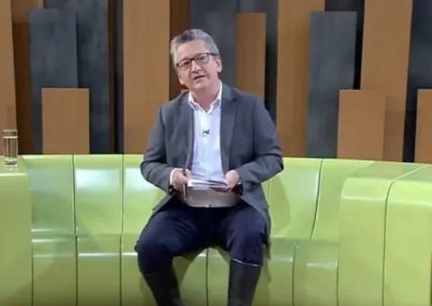 Com estúdio alagado, jornalista da TV Cultura apresenta telejornal de galochas