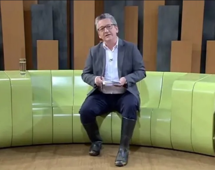 Com estúdio alagado, jornalista da TV Cultura apresenta telejornal de galochas