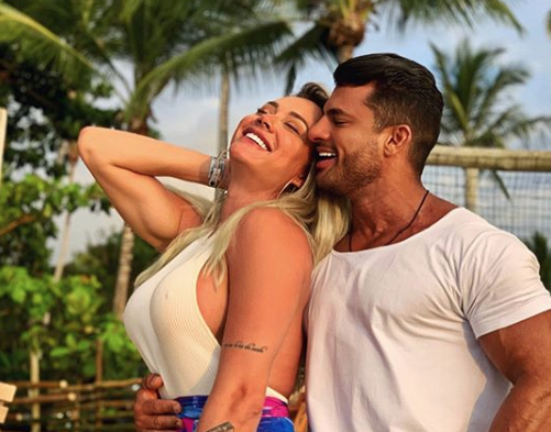 Após 14 anos com Felipe Franco, Juju Salimeni se declara ao novo namorado