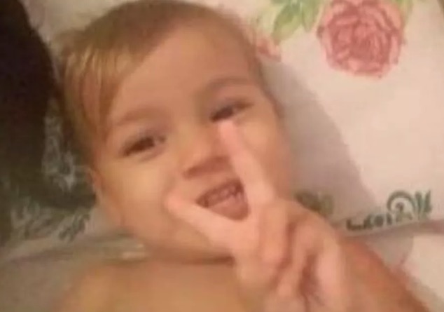 Mãe de bebê desaparecido presta depoimento à polícia em Manaus