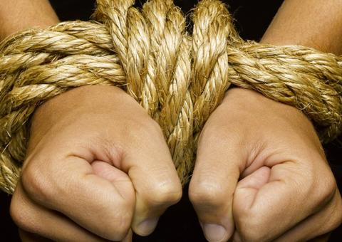 Detentos do semiaberto invadem casa e fazem família refém em comunidade de Manaus