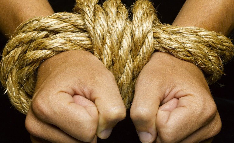 Detentos do semiaberto invadem casa e fazem família refém em comunidade de Manaus