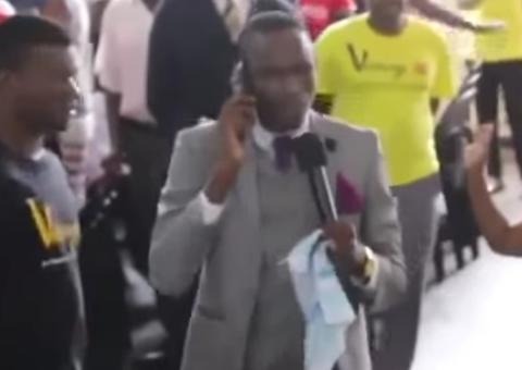 Vídeo de pastor 'conversando com Deus ao celular' viraliza, ‘ele está online’