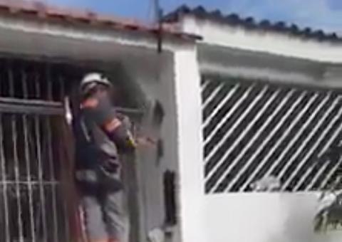 Deputado denuncia vídeo de funcionário da Amazonas Energia destruindo muro de casa