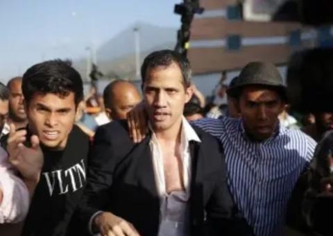 Juan Guaidó é agredido por militantes chavistas ao desembarcar em Caracas