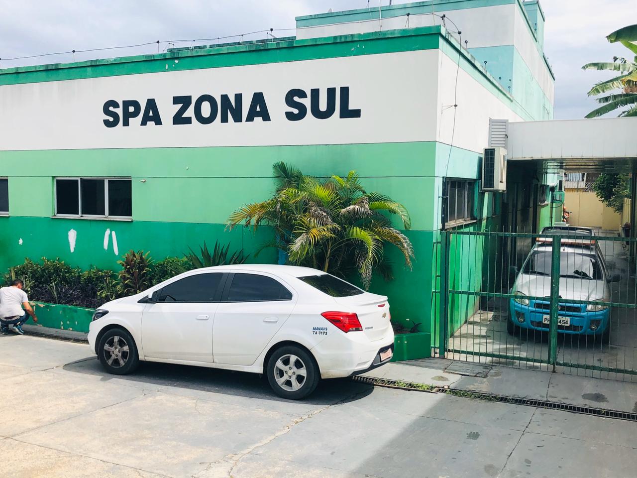 Ao receberem policiais a tiros, homem morre e outro fica ferido em Manaus