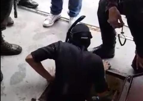 Polícia procura no esgoto de condomínio arma usada na morte de Marielle