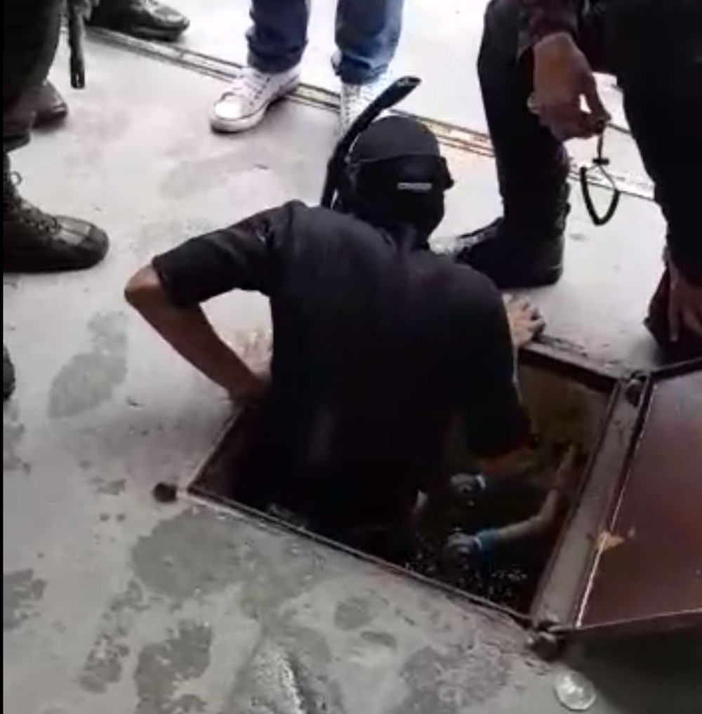 Polícia procura no esgoto de condomínio arma usada na morte de Marielle