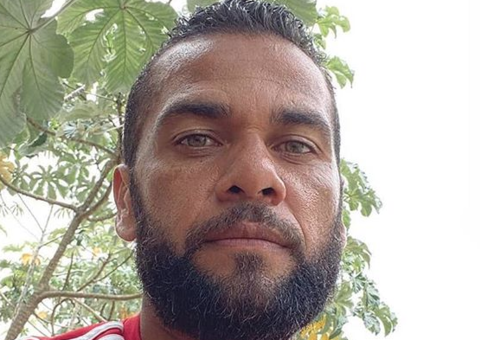 Daniel Alves tem Mercedes roubada dentro de estacionamento em São Paulo