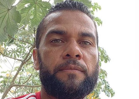 Daniel Alves tem Mercedes roubada dentro de estacionamento em São Paulo