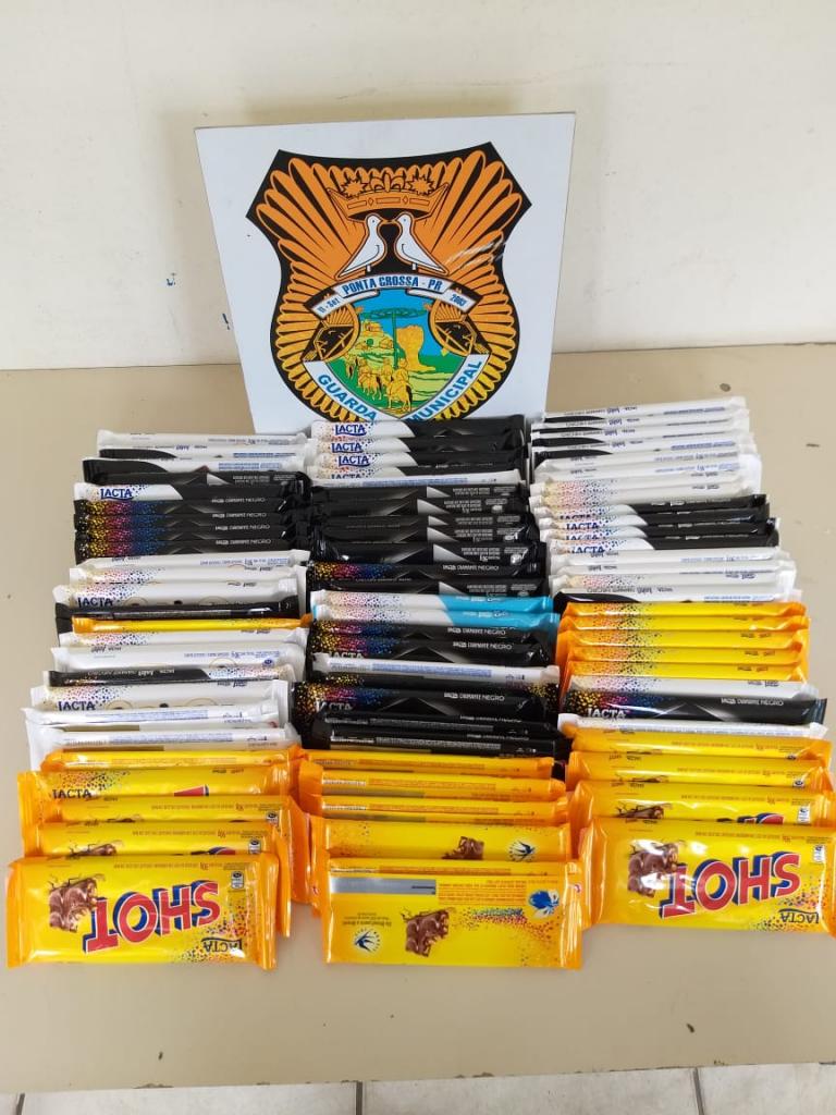 Homem é preso suspeito de furtar 80 barras de chocolate em supermercado 