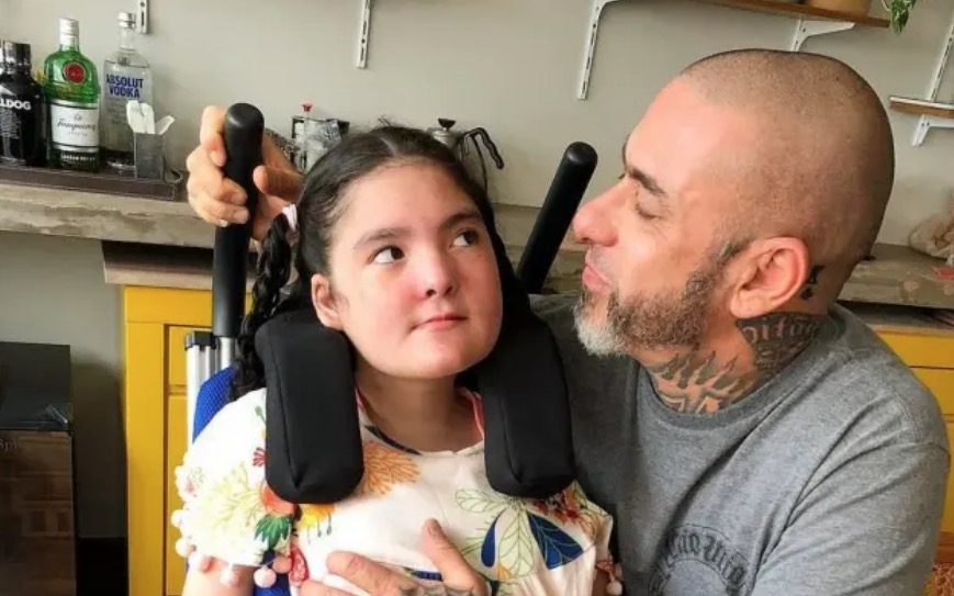 Henrique Fogaça se emociona após filha com epilepsia ficar em pé sozinha