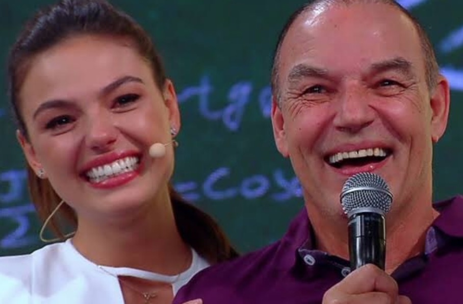 Isis Valverde emociona ao publicar vídeo com o pai 1 mês após morte